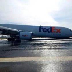 Avión de FedEx en la pista del aeropuerto