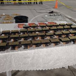 Dos personas fueron detenidas en Manta. La Policía descubrió una vivienda donde se almacenaba droga y miles de municiones.