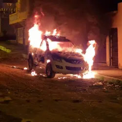 Foto de un auto incendiado en Esmeraldas, la madrugada de este 21 de diciembre de 2025.