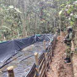 Piscina artesanal utilizada para almacenar el combustible sustraído.