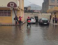 Los efectivos del Cuerpo de Bomberos de Quito acudieron a las zonas afectadas por las lluvias.