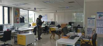 Los canes especializados de la Unidad Antiexplosivos del GIR inspeccionaron el edificio.
