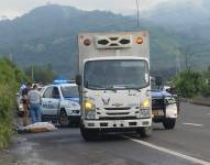Imagen de un carro de Medicina Legal por el hallazgo de un cuerpo en la vía Perimetral, en Guayaquil, la mañana del 10 de abril.
