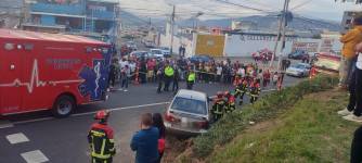 Los paramédicos del Cuerpo de Bomberos de Quito atendieron a los afectados en Carcelén.
