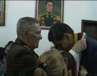 Nicolás Maduro recibiendo el premio de Arquitecto de la Paz.