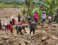 Foto de brigadistas y militares tratando de encontrar a personas desaparecidas.
