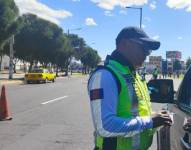 Agentes civiles de tránsito en puntos clave de la ciudad.