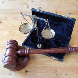 Imagen referencial del martillo de la justicia.