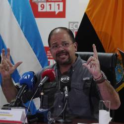 Imagen de John Reimberg, ministro del Interior, en una rueda de prensa realizada el 2