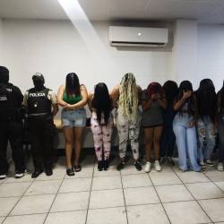 Imagen de mujeres extranjeras retenidas en el centro de Guayaquil.