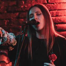 LaTorre es una artista que mezcla la tradición andina con la electrónica y el pop, contando con un álbum y un EP