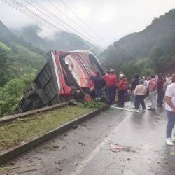 Imagen del autobús que cayó al barranco, en la vía Alóag Santo Domingo.