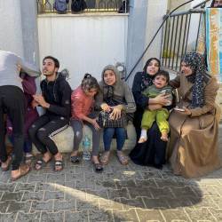 Grupo de personas en la ciudad de Rafah, al sur de la Franja de Gaza, tras reanudarse el intercambio de fuego.