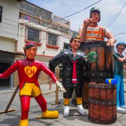 Foto de los monigotes de Chespirito: Chapulín Colorado y los personales del Chavo del Ocho.