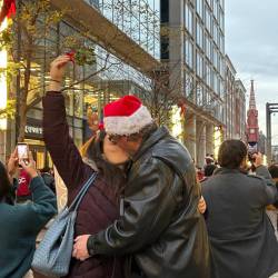 Beso de una de las parejas que participó en el récord Guinness.