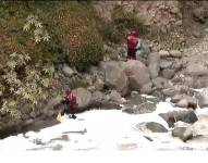 Los rescatistas del CBQ en el río Machángara.