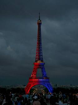 Torre Eifel iluminada con los colores del PSG.