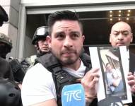 Foto de Daniel Salcedo mostrando una foto de una presunta videollamada que habría mantenido con Aquiles Álvarez, al salir de la Fiscalía General del Estado este miércoles 9 de julio.