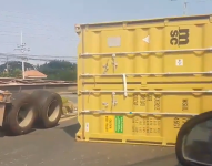 Tráiler volcado en el redondel de La Aurora, cantón Daule.