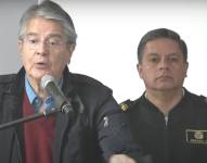 El presidente Guillermo Lasso dio un discurso en un evento de entregas de viviendas.