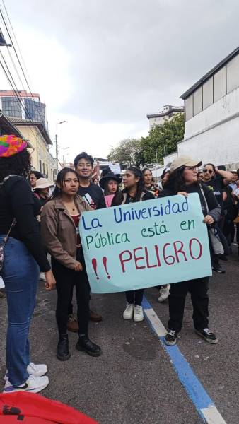 Plantones en rechazo a proforma presupuestaria