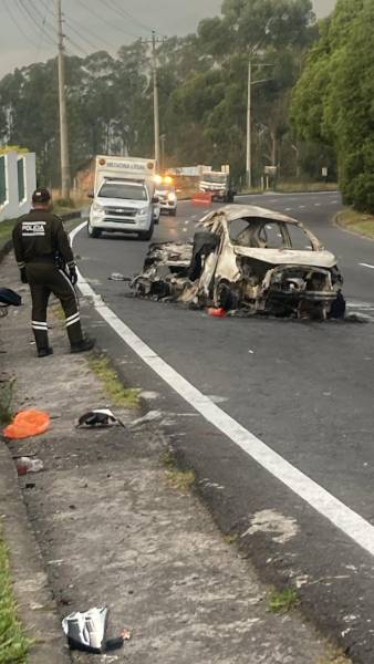 El auto quedó inservible por el incendio.