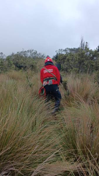 Uniformados durante la búsqueda de Patricio Factos.