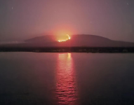 Fotografía nocturna de la erupción del volcán La Cumbre, en la isla Fernandina.