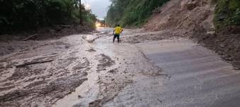 La inestabilidad del terreno a causa de la lluvia causó en deslizamiento de tierra.
