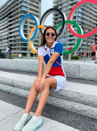 Deportista posando para la foto en los juegos olímpicos.