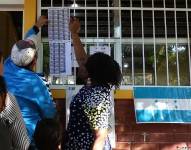 Ciudadanos haciendo fila para votar.