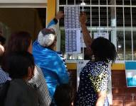 Ciudadanos haciendo fila para votar.