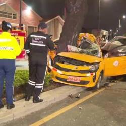 Fotografía del siniestro de tránsito que dejó a un taxista atrapado en Guayaquil.