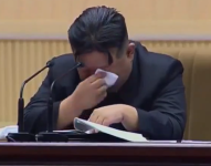 Kim Jong-un se seca las lágrimas