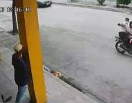 Dos sujetos que se movilizaban en una motocicleta abrieron fuego contra un transeúnte.