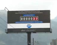 Imagen de la valla publicitaria contra la Corte Constitucional en Quito, Ecuador.