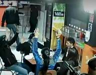 Quito: unos delincuentes asaltaron un restaurante con armas largas, en una zona concurrida