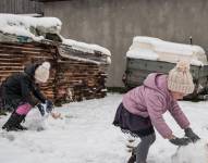Los vehículos cuentan con medicinas, material de reparación para tejados, lámparas solares y agua embotellada para regiones ucranianas aisladas y vulnerables ante el invierno.