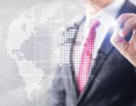 Imagen referencial de una persona señalando los índices del riesgo país.