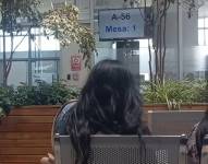 Jóvenes esperando ser atendidos.