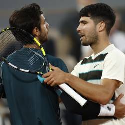 Carlos Alcaraz abrazando a Lorenzo Musetti después de que Musetti se retire de las semifinales de Roland Garros en Paris, Francia.