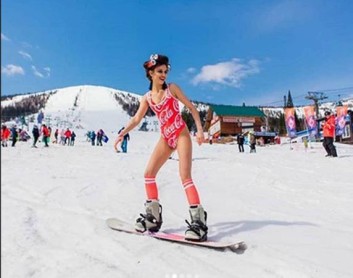 Así se rompió el récord mundial de descenso de esquí en traje de baño