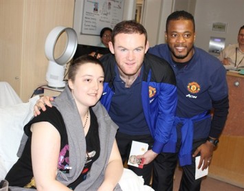 Antonio Valencia y otros jugadores del Manchester United regalaron sonrisas