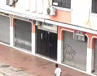 Algunos locales cerrados en el centro de Guayaquil.