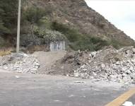 Montículos de tierra y piedras en la vía Panamericana, sector de el Juncal, en Imbabura.