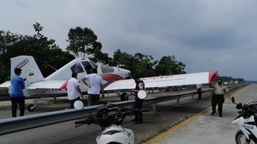 Los Ríos: avioneta aterriza en anillo vial de Quevedo