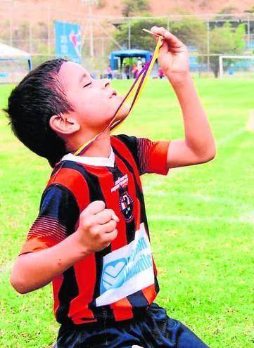 En casa de los abuelos de Kendry Páez guardan varias de sus medalla ganadas en los primeros años de actividad.