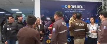 Trabajadores de Comunica EP se reencuentran con su familia tras ser liberados.