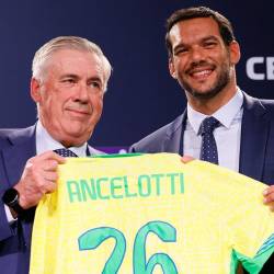 Carlo Ancelotti junto a Diego Fernandes.