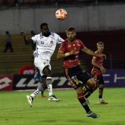 Jugadores de ambos clubes disputando el balón.